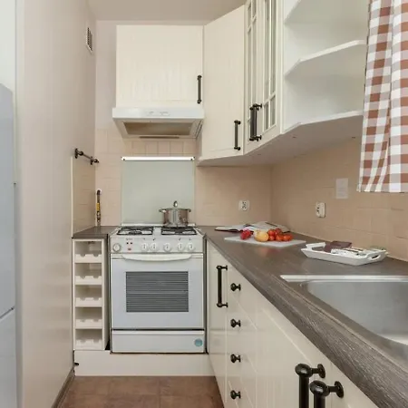 Cosy With Balcony In By Renters