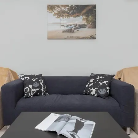 Cosy With Balcony In By Renters *