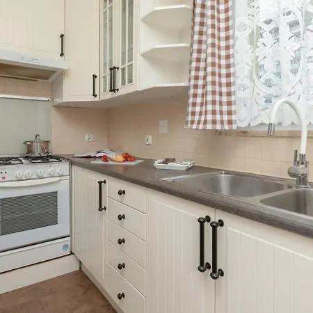 Cosy With Balcony In By Renters Appartamento