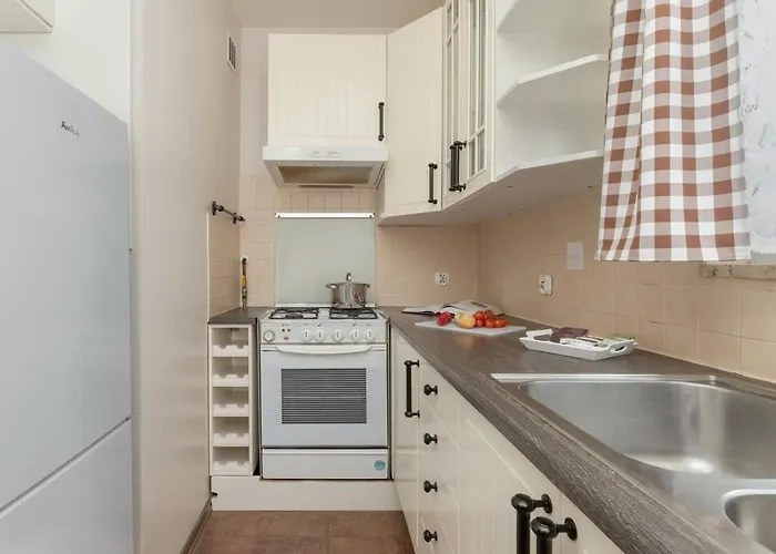 Cosy With Balcony In By Renters