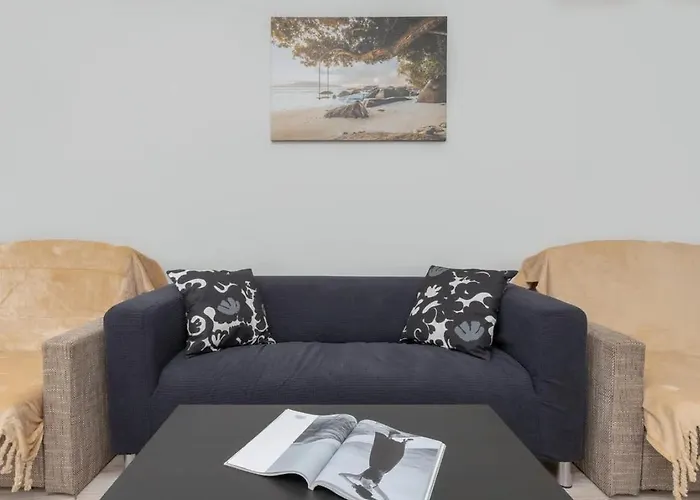 Cosy With Balcony In By Renters *